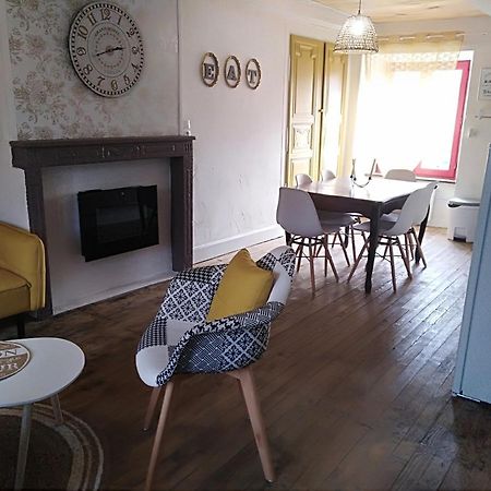 Appartement cozy dans maison privée Tauves Esterno foto
