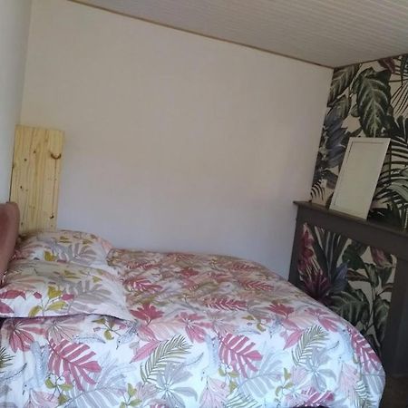 Appartement cozy dans maison privée Tauves Esterno foto