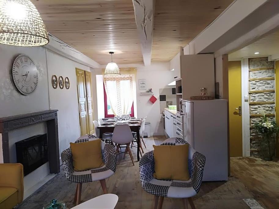 Appartement cozy dans maison privée Tauves Esterno foto