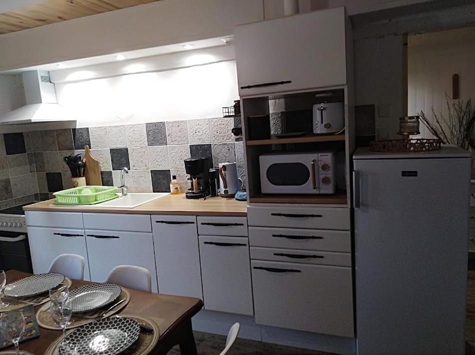 Appartement cozy dans maison privée Tauves Esterno foto
