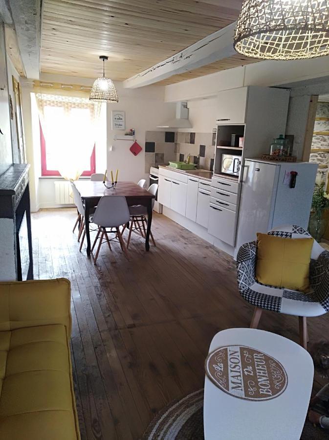 Appartement cozy dans maison privée Tauves Esterno foto