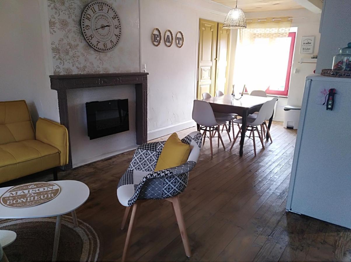 Appartement cozy dans maison privée Tauves Esterno foto