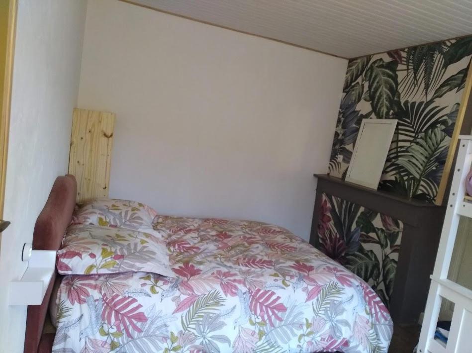 Appartement cozy dans maison privée Tauves Esterno foto