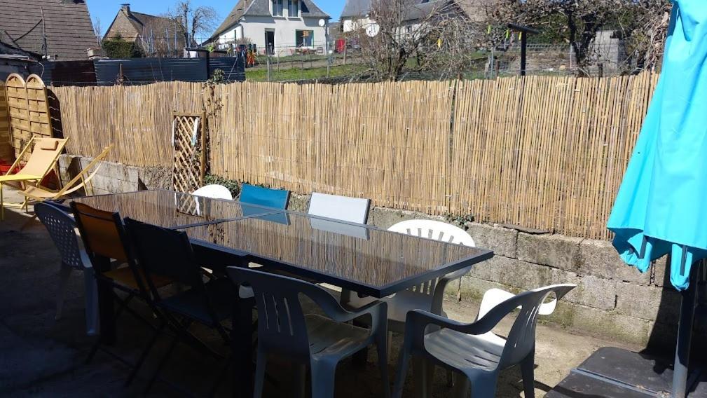 Appartement cozy dans maison privée Tauves Esterno foto