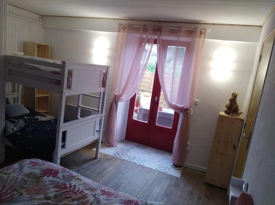 Appartement cozy dans maison privée Tauves Esterno foto