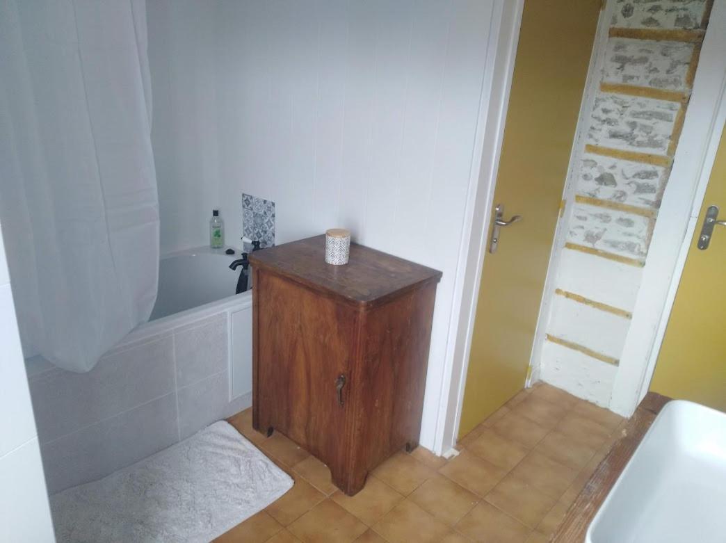 Appartement cozy dans maison privée Tauves Esterno foto